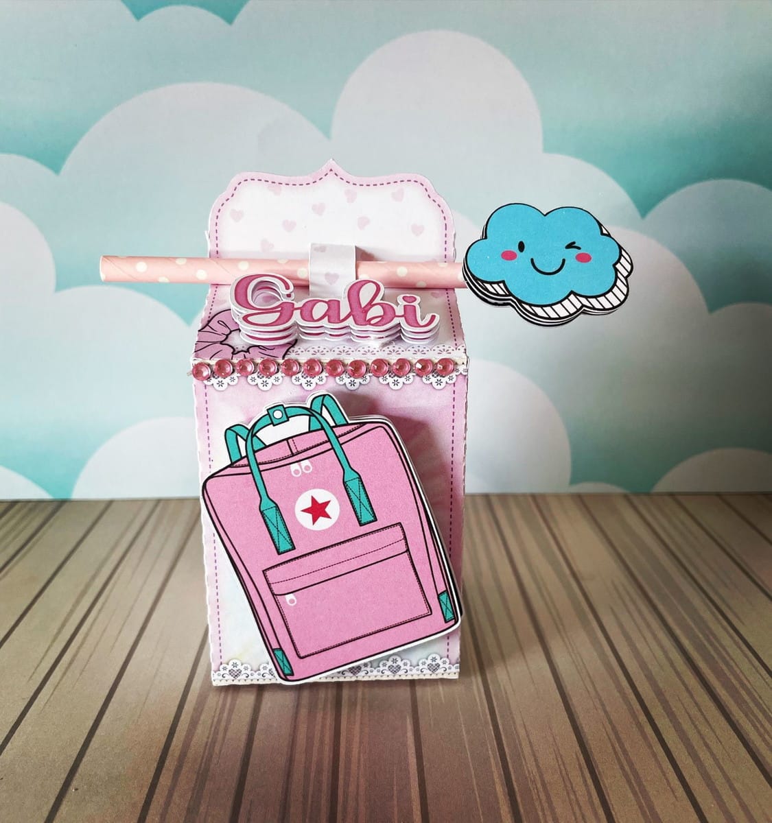 Kit Festa VSCO Girl digital pronto para imprimir e cortar 2 Caixa rosa decorada de papel com desenho de mochila e nuvem azul sorridente.