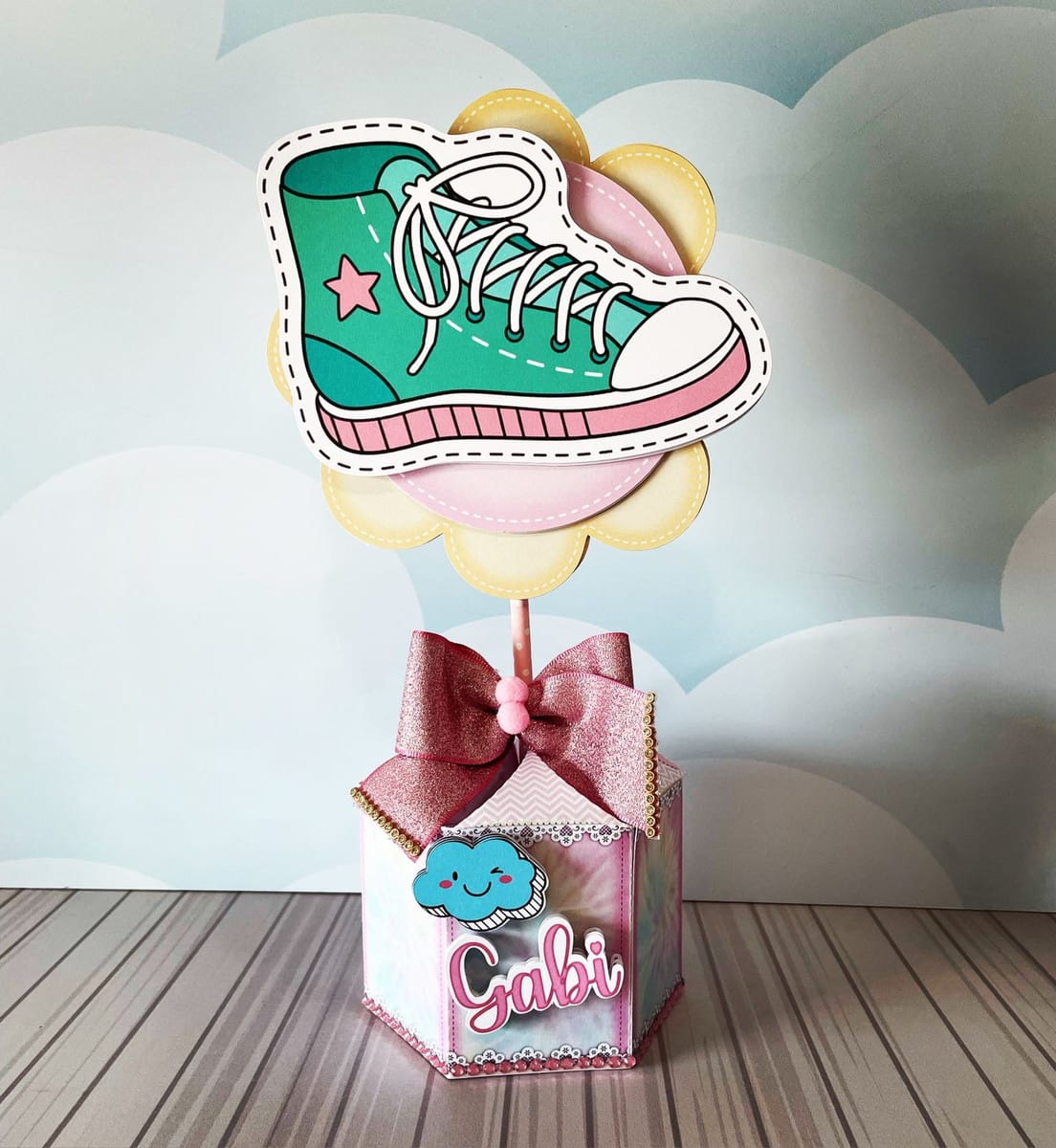 Kit Festa VSCO Girl digital pronto para imprimir e cortar 3 Topo de bolo decorativo colorido com desenho de tênis verde e laço brilhante.