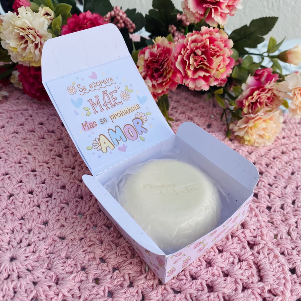 Kit Digital Dia das Mães Rosa com Caixas e Arquivo de Corte 2 Caixa aberta com mensagem "MÃE AMOR", objeto redondo e flores cor-de-rosa.