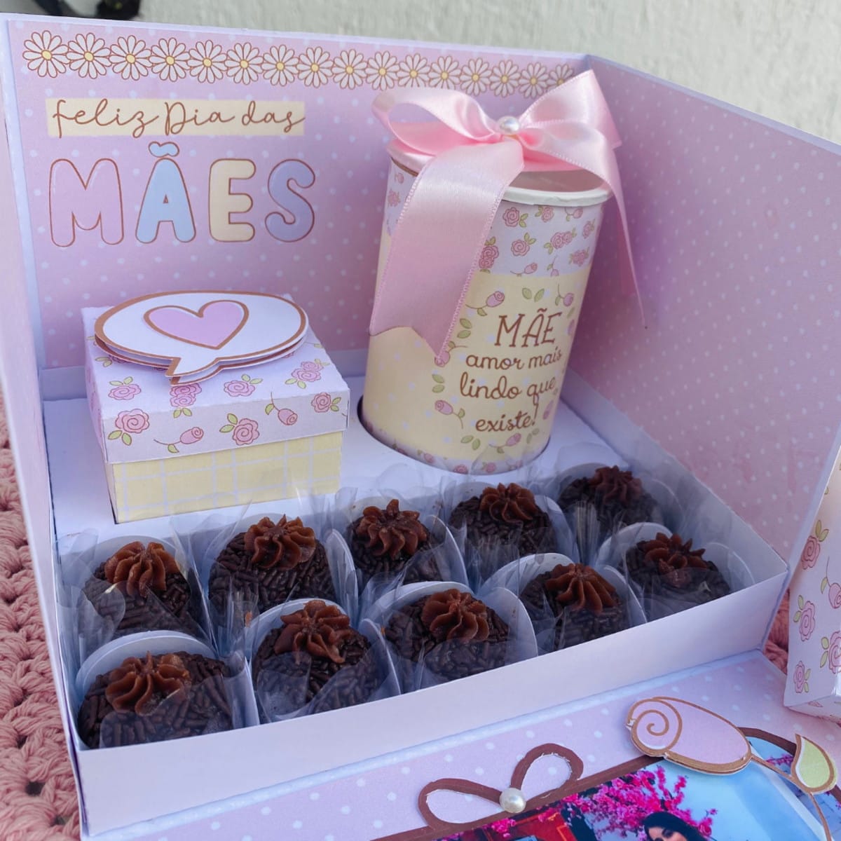 Kit Digital Dia das Mães Rosa com Caixas e Arquivo de Corte 3 Caixa de presente rosa com doces, copo e caixa pequena para o Dia das Mães.