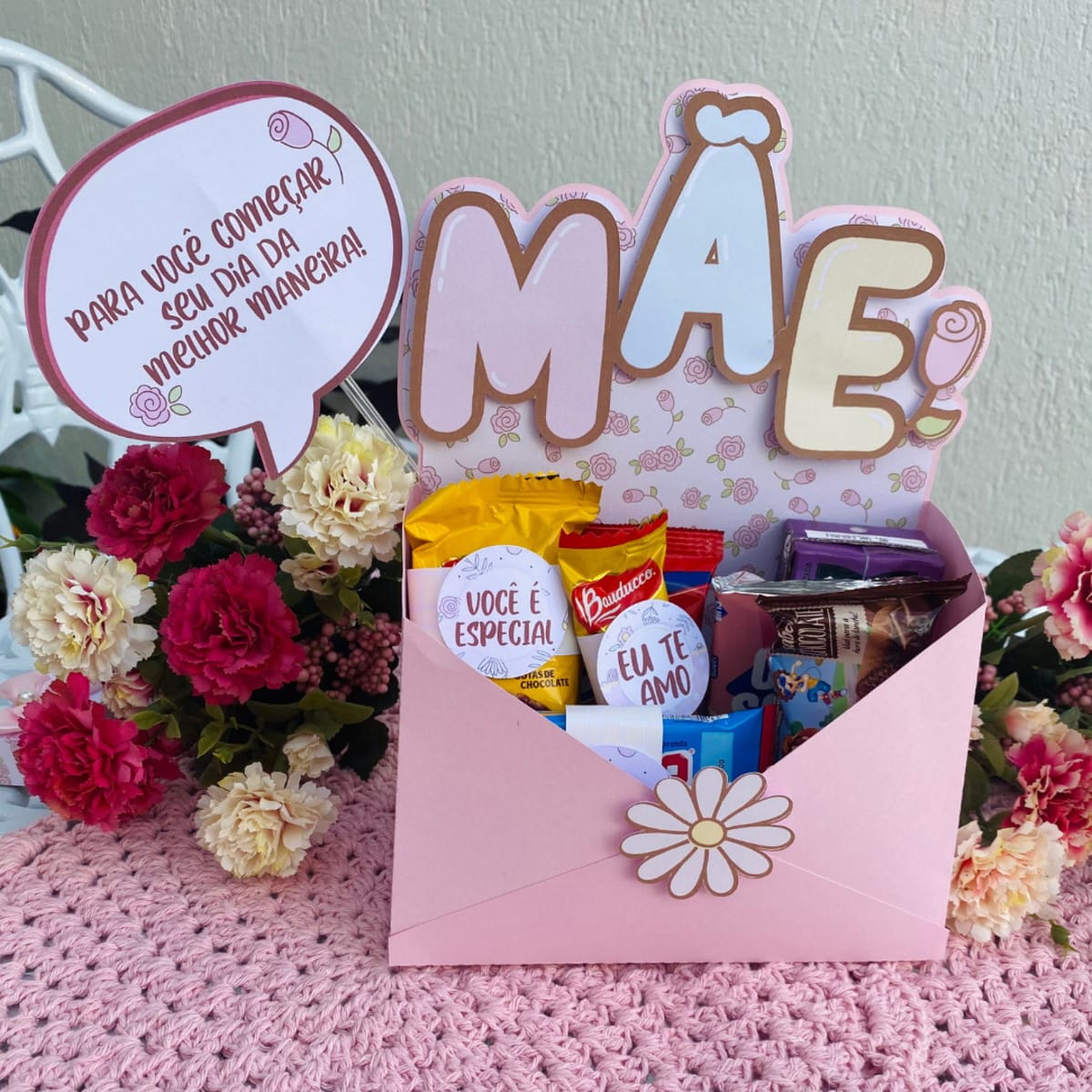 Kit Digital Dia das Mães Rosa com Caixas e Arquivo de Corte 4 Caixa de presente rosa em formato de envelope com doces, flores e mensagem.