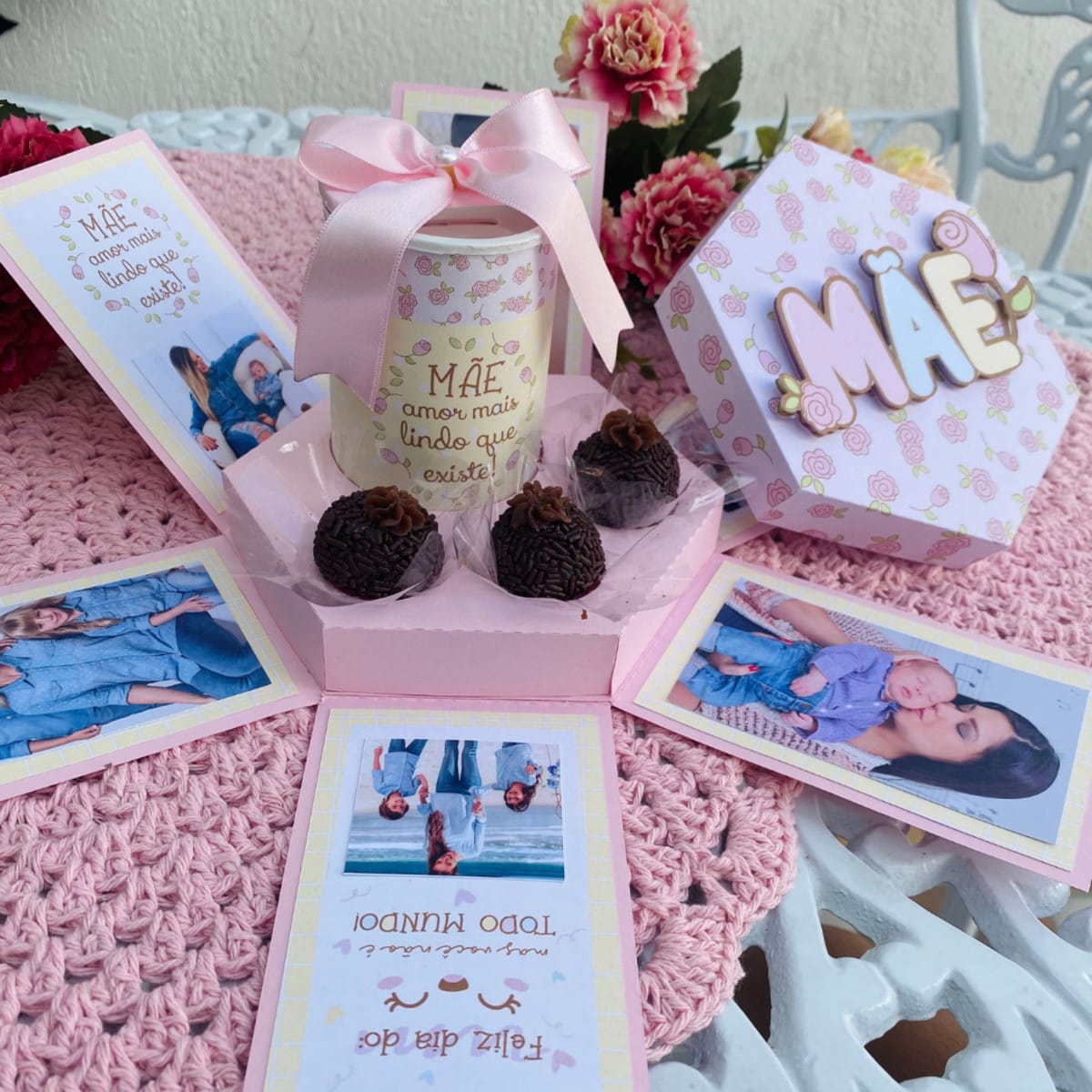 Kit Digital Dia das Mães Rosa com Caixas e Arquivo de Corte 1 Caixa explosão rosa com fotos, doces e mensagens para mãe, sobre crochê.