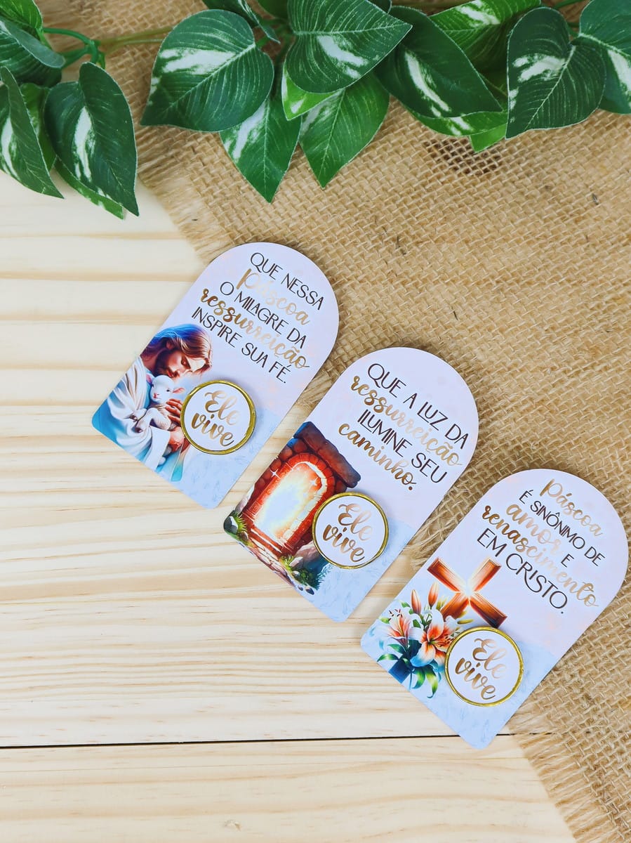 Kit Páscoa Religioso Studio para tags e lembrancinhas 3 Tres cartoes decorativos com mensagens religiosas e broches dourados sobre madeira