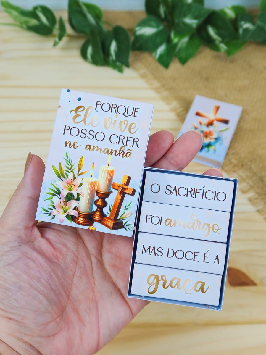 Kit Páscoa Religioso Studio para tags e lembrancinhas 4 Mão segurando caixa aberta decorada com mensagens religiosas e velas acesas.