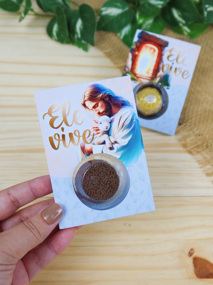 Kit Páscoa Religioso Studio para tags e lembrancinhas 5 Mão segurando cartões decorados com imagens religiosas e doces embalados em blister.