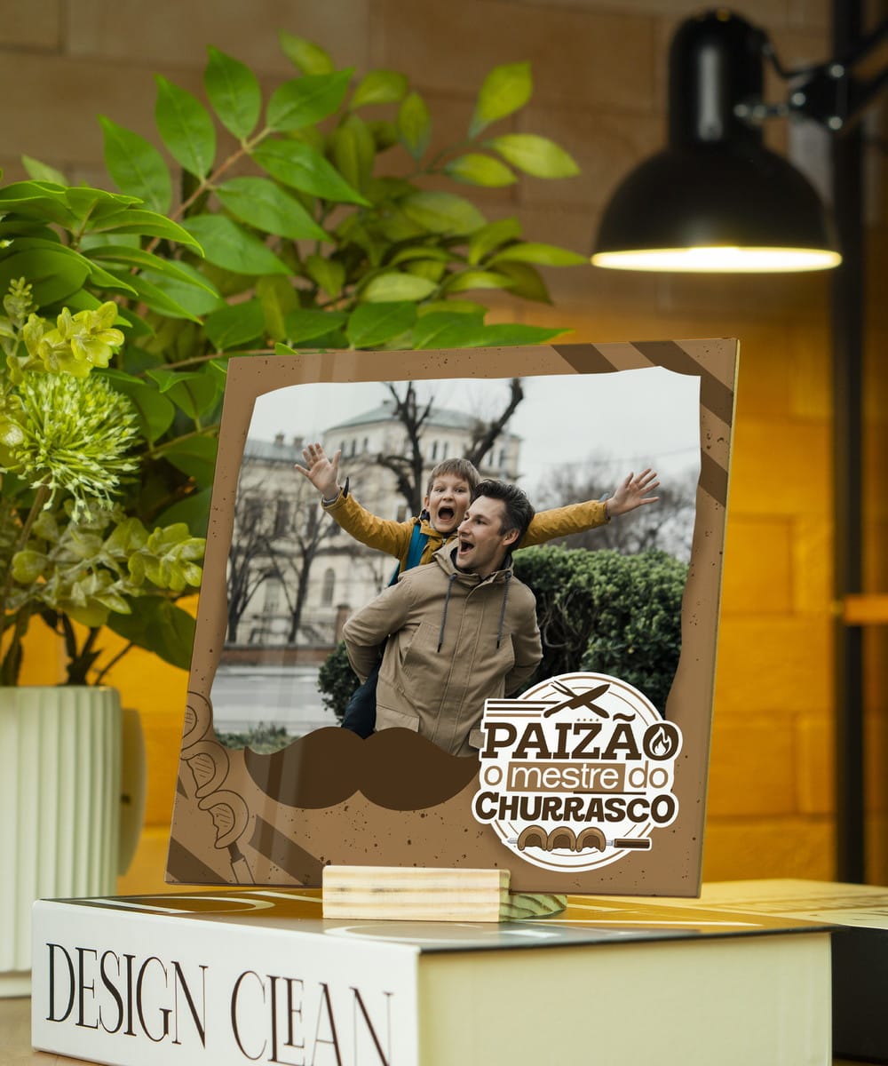 Kit Sublimação Dia dos Pais PNG para Canecas e Camisetas 3 Placa decorativa quadrada com foto de pai e filho e texto temática sobre churrasco.