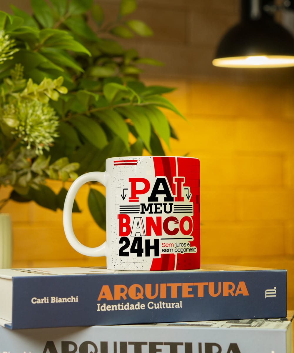 Kit Sublimação Dia dos Pais PNG para Canecas e Camisetas 4 Caneca branca estampada apoiada sobre livros perto de plantas em ambiente iluminado.