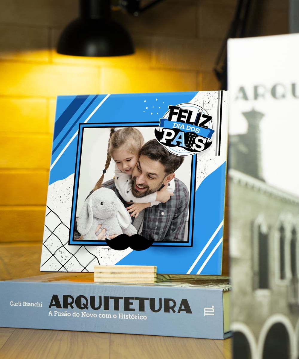 Kit Sublimação Dia dos Pais PNG para Canecas e Camisetas 5 Placa quadrada azul com foto de pai e filha abraçados segurando pelúcia