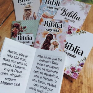 Arte digital de capas de "Bíblia Sagrada" com designs florais e versículos bíblicos.