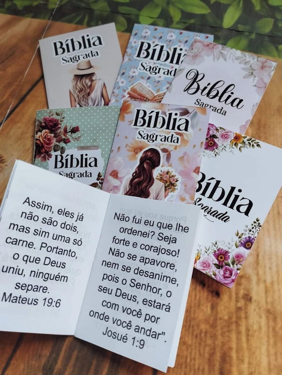 Lembrancinha Bíblia Livrinho Floral para Batizado e Crisma 1 Arte digital de capas de "Bíblia Sagrada" com designs florais e versículos bíblicos.