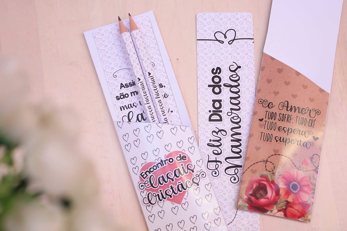 Lembrancinha Encontro de Casais com lápis e marca páginas 2 Três artes digitais com corações, frases e flores para marcadores.