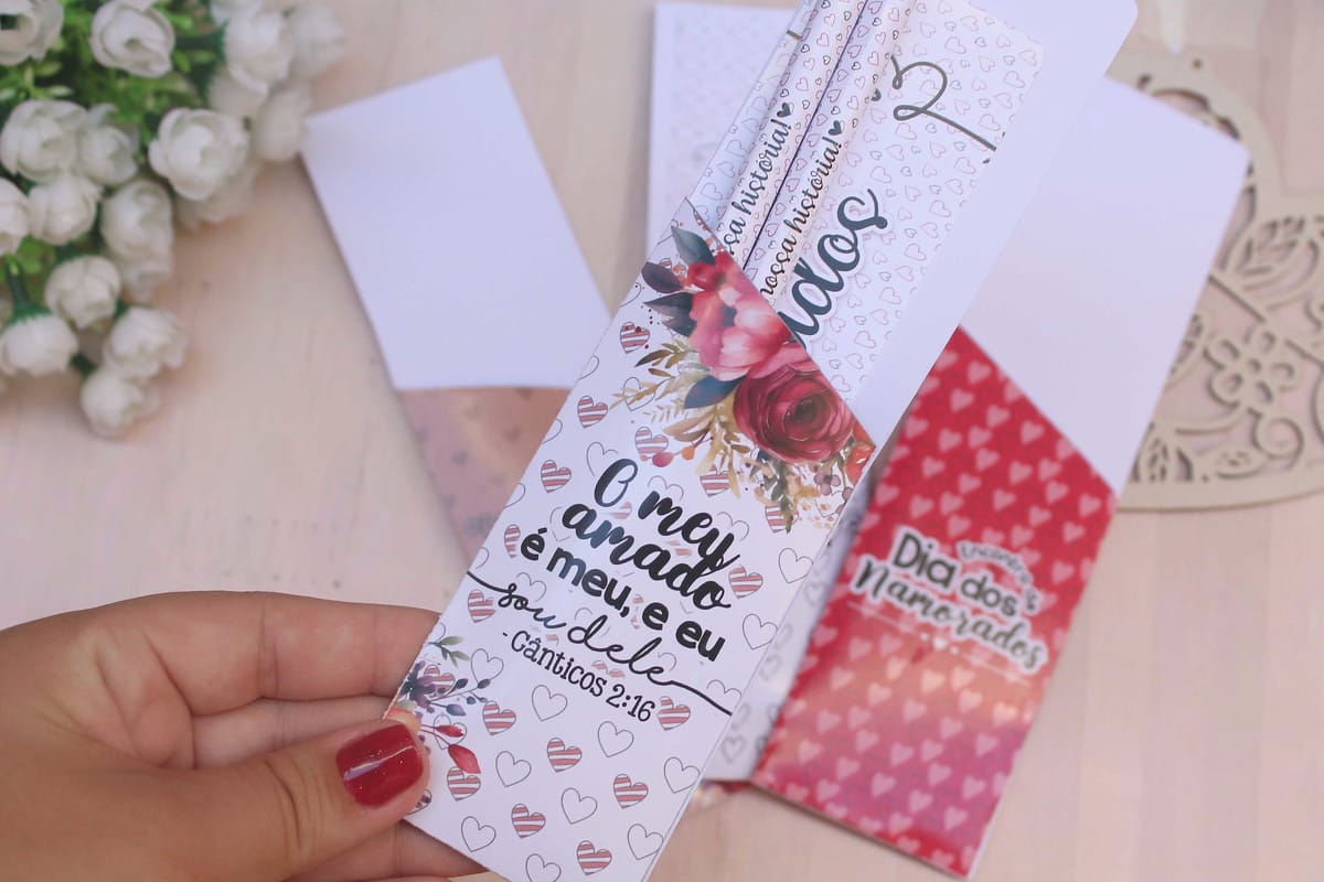 Lembrancinha Encontro de Casais com lápis e marca páginas 3 Designs digitais românticos para marcadores de página e cartões com corações e flores.