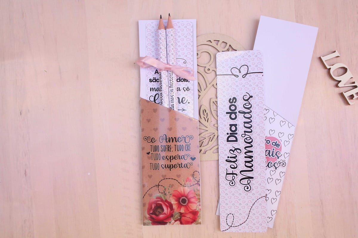 Lembrancinha Encontro de Casais com lápis e marca páginas 4 Designs digitais de lápis e marcadores de página com corações e frases românticas.