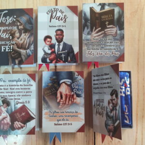 Cartões digitais temáticos de Dia dos Pais com mensagens religiosas e um chocolate azul sobre madeira.