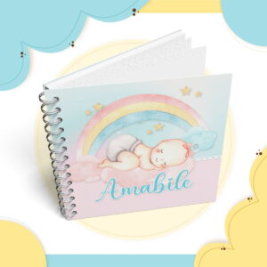 Design de capa de álbum digital com bebê dormindo, arco-íris e estrelas.