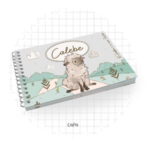 Caderno espiral com capa ilustrada de ovelha, paisagem e nuvens em tons pastel.