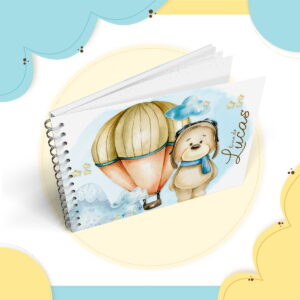 Design de capa infantil com urso aviador, balão de ar quente e nuvens.