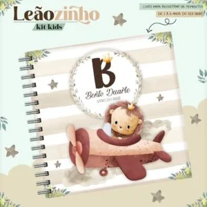 Capa de caderno personalizada com tema de leão e avião em tons pastéis.