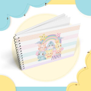 Arte digital de capa de caderno com personagens infantis e arco-íris pastel.