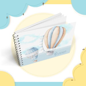 Kit Digital Livro Mêsversário Menino Balão de Ar em PDF 9 Arte digital de capa de livro espiralado com balões de ar quente e céu azul.