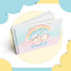 Arte digital de álbum de bebê com bebê dormindo em nuvem e arco-íris.