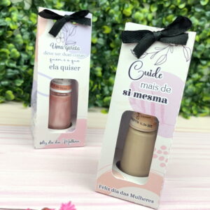 Duas caixas de presente com mensagens inspiradoras e pequenas garrafas, fundo de plantas.