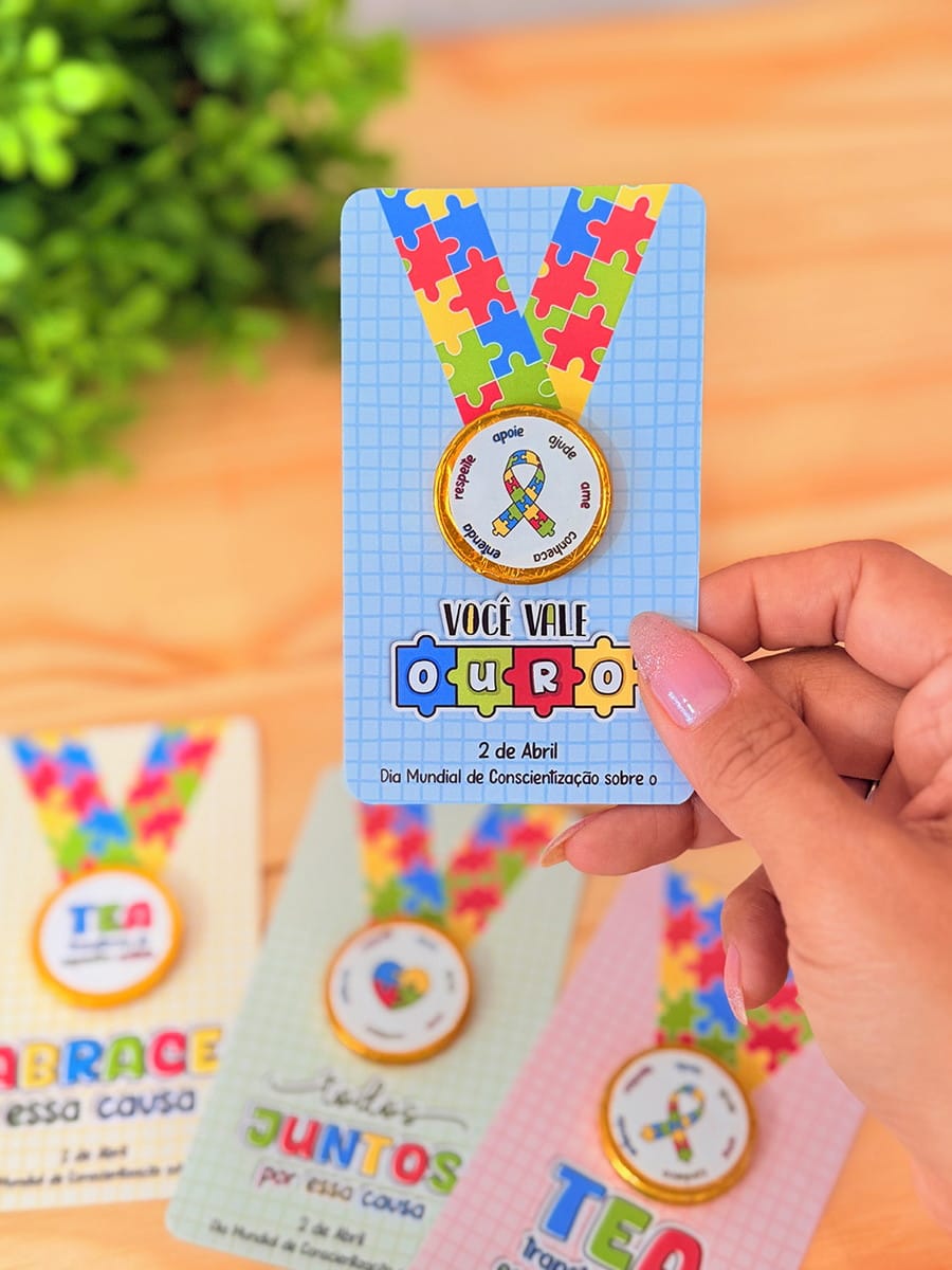 Kit Digital Abril Azul para Lembrancinhas em PNG e PDF 4 Arte digital de medalha com fita de quebra-cabeça colorida em cartão, tema autismo.