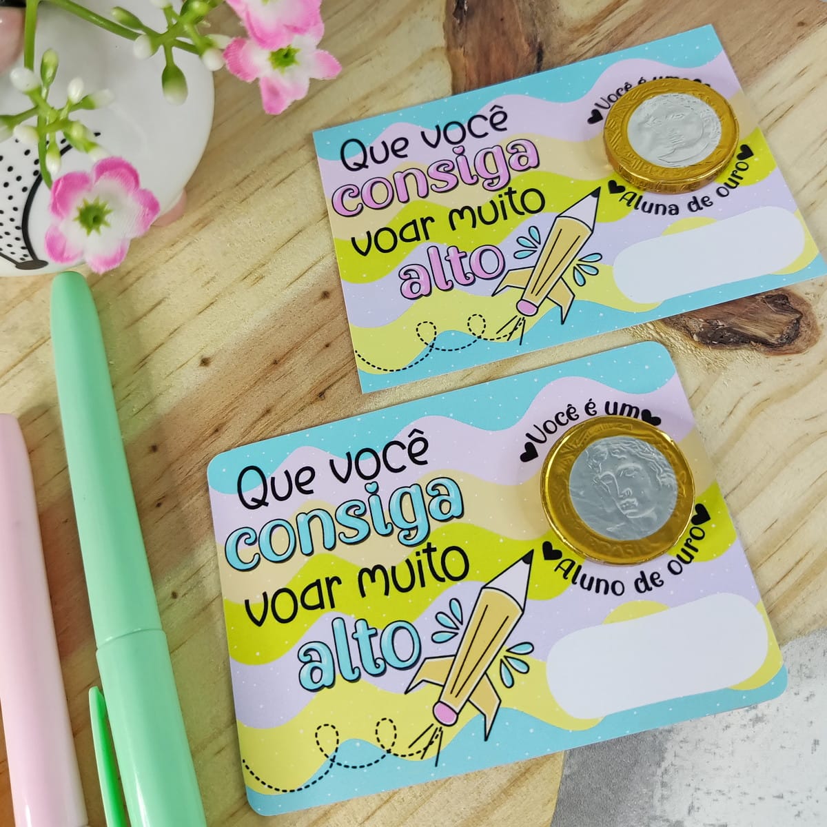 Kit Digital Formatura Escolar Mimos para Personalizar 3 Arte digital de tags coloridas com mensagem motivacional, lápis foguete e moeda de chocolate.