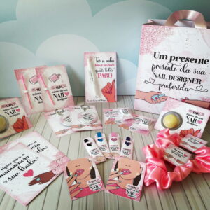 Conjunto de brindes personalizados e sacola rosa para profissionais de unhas decoradas.
