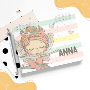 Planner Infantil Menina em PDF com Tema Cupido para Editar 16 Caderno espiral com ilustração de fada, caneta branca e caderno pontilhado.