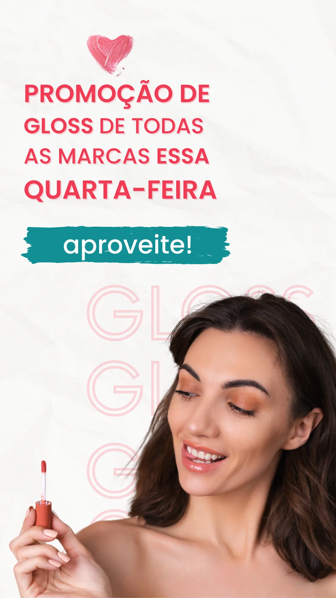 Mulher sorridente segura um aplicador de gloss labial em arte promocional.