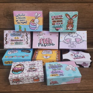 Arte digital de caixas de Páscoa com coelhos, ovos e frases festivas.