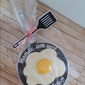 Design de frigideira com ovo frito e espátula, com a frase "Mamãe, sem você Estou Frito!!!".