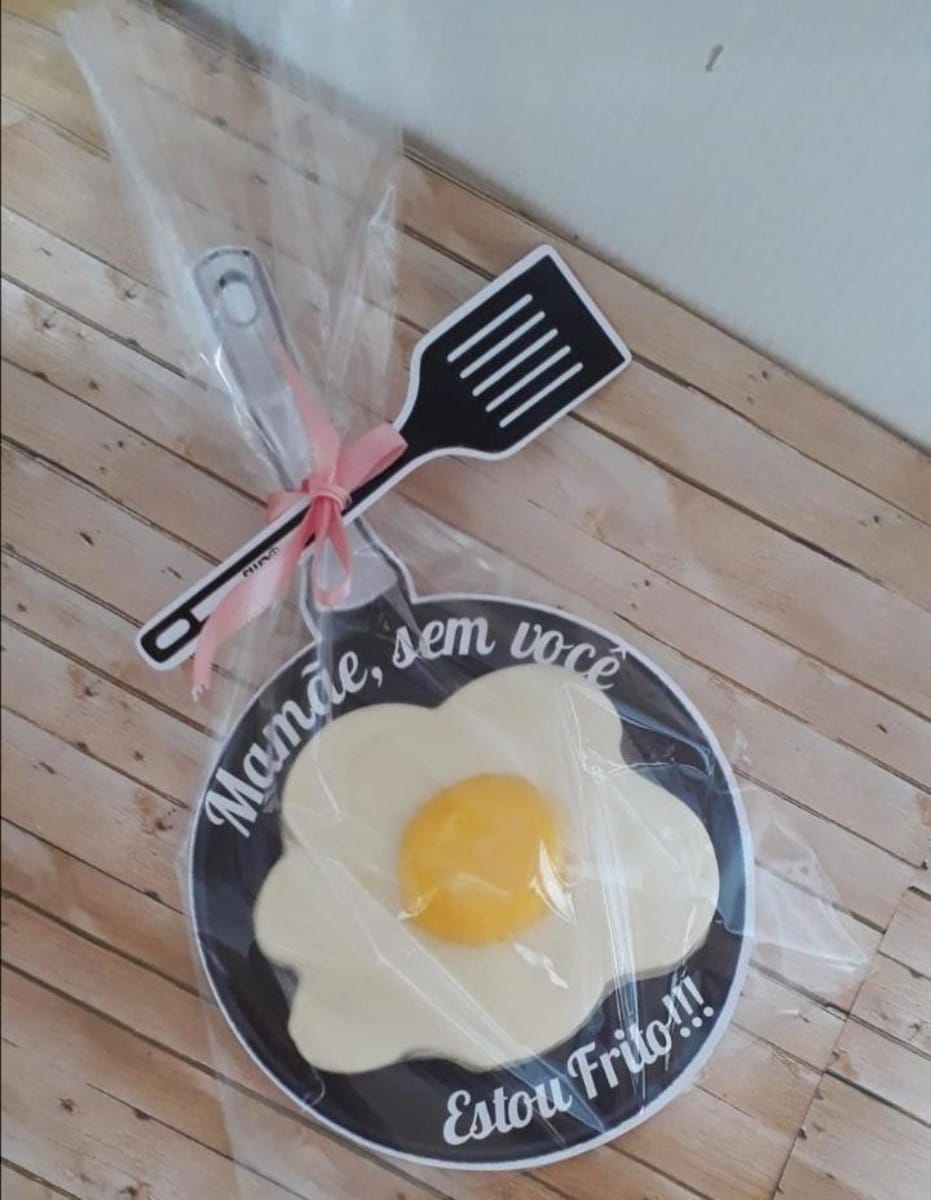 Arquivo de Corte Ovo Frito Chocolate para o Dia das Mães 1 Design de frigideira com ovo frito e espátula, com a frase "Mamãe, sem você Estou Frito!!!".