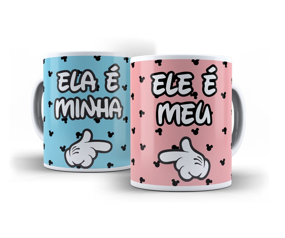 Pack Digital 102 Artes para Caneca Dia dos Namorados 3 Duas canecas digitais, uma azul e outra rosa, com frases e mãos de desenho.