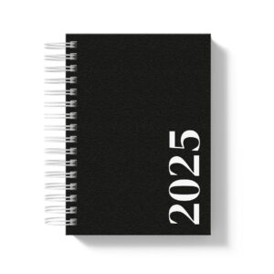 Capas masculinas para agenda 2025 com template Canva 23 Agenda preta com espiral branca, mostrando o ano 2025 em destaque.