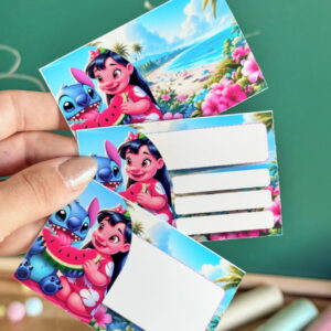 Design de etiquetas digitais com criatura azul e menina em praia tropical.