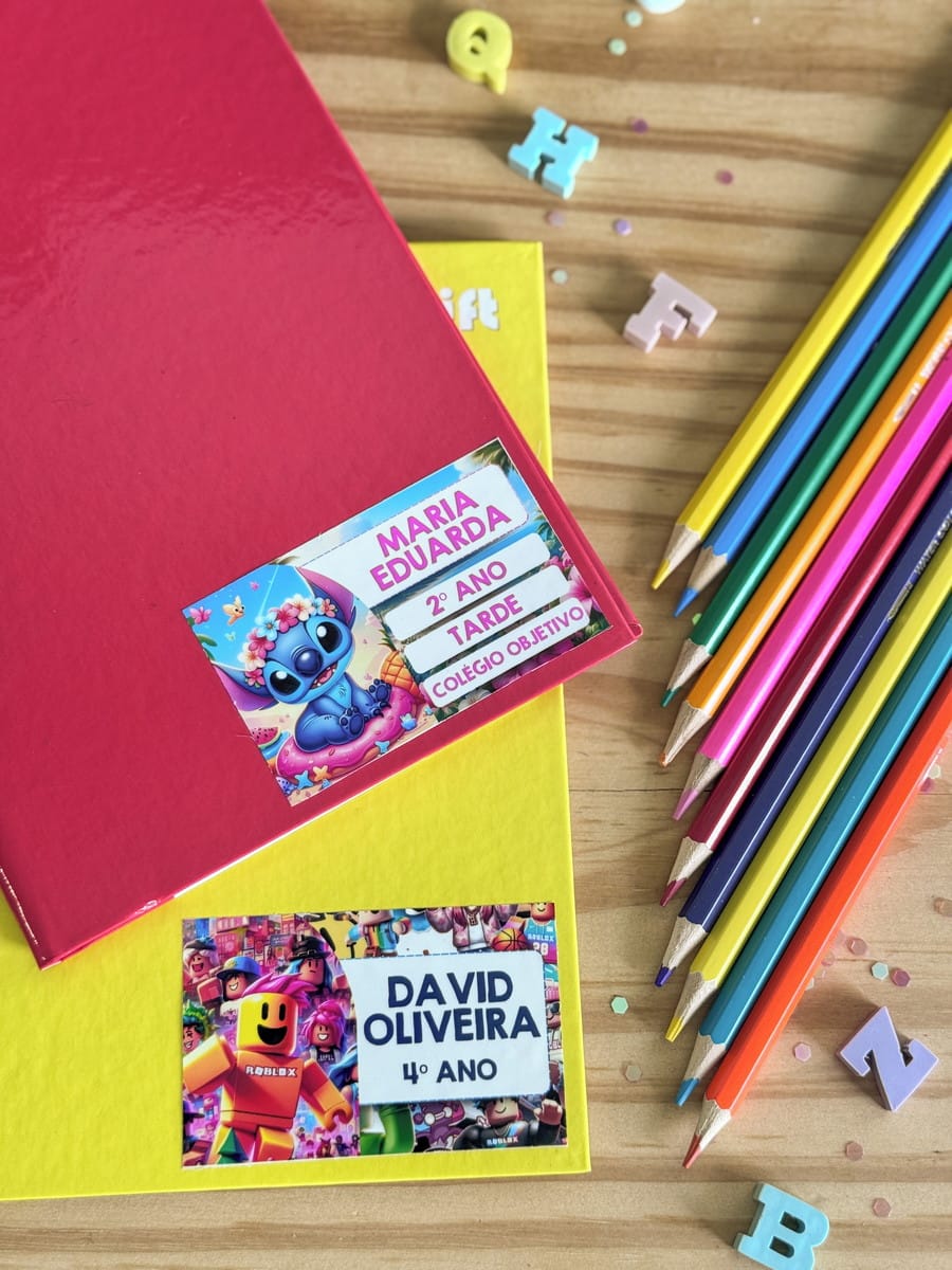 Etiquetas Escolares para Imprimir com 36 Temas Infantis 4 Etiquetas escolares personalizadas em cadernos, com lápis de cor e letras decorativas.