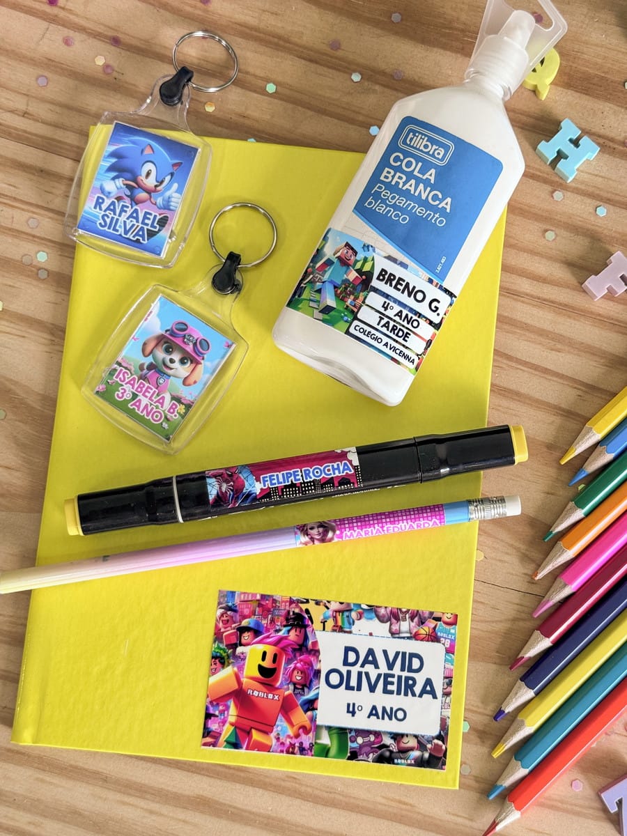 Etiquetas Escolares para Imprimir com 36 Temas Infantis 5 Materiais escolares personalizados com chaveiros do Sonic e Skye, cola e caderno amarelo.