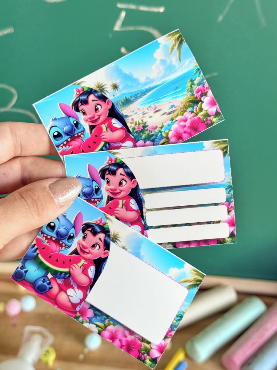 Etiquetas Escolares para Imprimir com 36 Temas Infantis 1 Design de etiquetas digitais com criatura azul e menina em praia tropical.