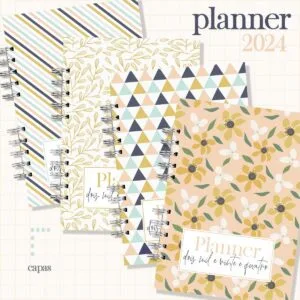 Quatro capas de planner espiraladas com estampas variadas coloridas em fundo quadriculado.