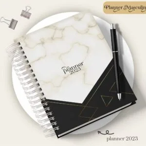 Agenda espiral com capa marmorizada e detalhes geométricos pretos, acompanhada de uma caneta preta.