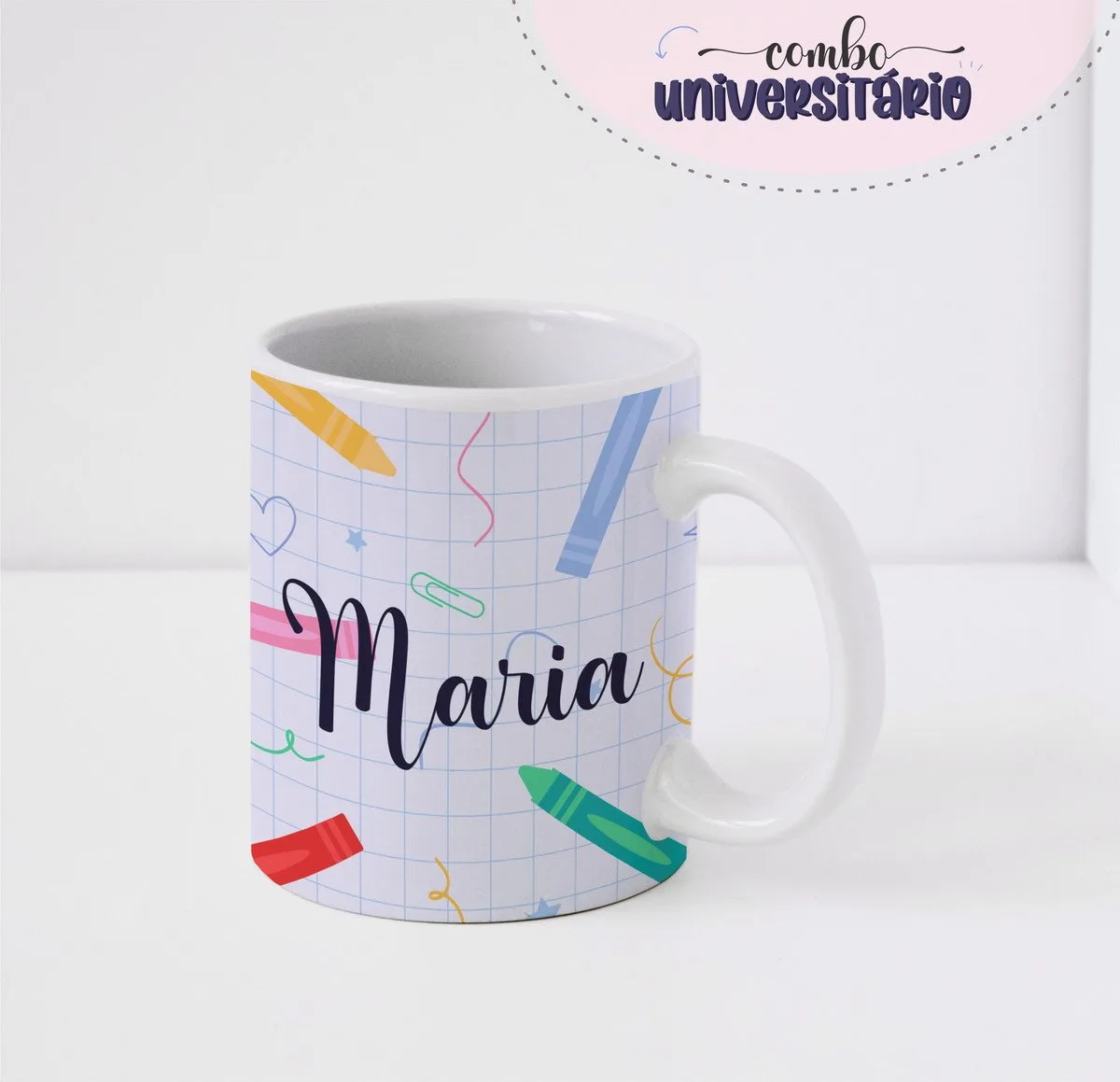 Planner Universitário Mod 03 - Arquivo Digital 4 Caneca branca personalizada com estampa quadriculada, ilustrações escolares e nome escrito em destaque.