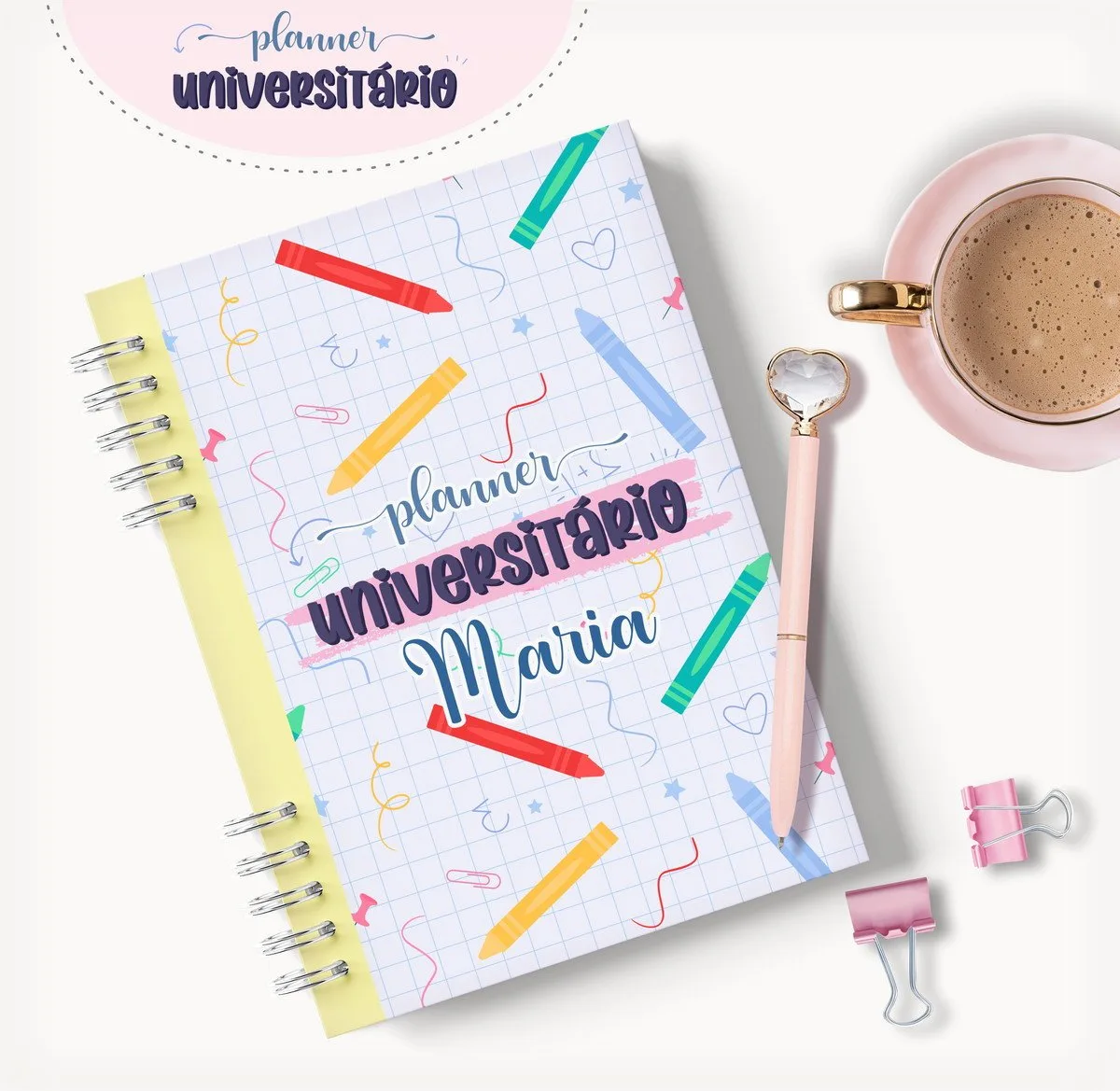 Planner Universitário Mod 03 - Arquivo Digital 1 Caderno espiral estampado com canetas coloridas, uma caneta rosa e xícara de café.