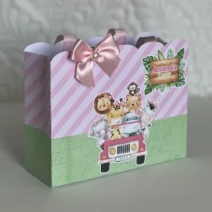 Sacola de papel decorada com tema de safari com animais em um jipe.