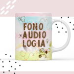 Caneca branca com design colorido e a palavra "FONO AUDIOLOGIA" em destaque.
