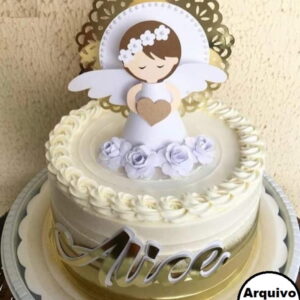 Arte digital de topper de anjo em bolo decorado com flores e detalhes dourados.