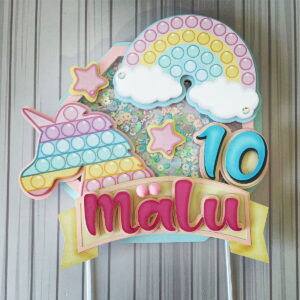 Arte digital de topo de bolo com unicórnio, arco-íris pop it e número 10.
